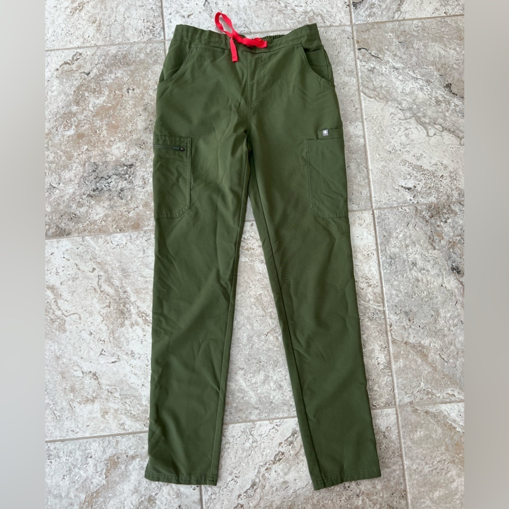FIGS Yola Skinny Straight Leg Scrub Pants in Dark Olive Green (PO #2043), XS/T
